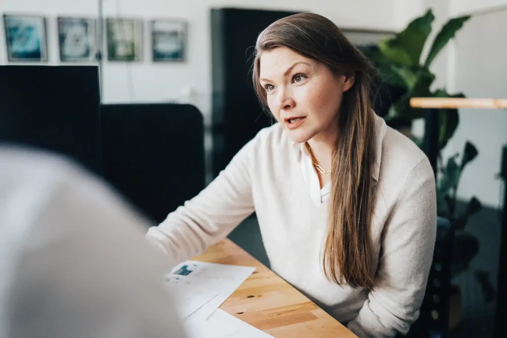 Natalija bei Blobel Consulting im Gespräch, verkörpert Engagement und Professionalität, Schlüsselaspekte für Vertrauensbildung im Bereich Identität